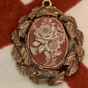 VTG FLORENZA CAMEO CARVED FLOWERS PENDANT GOLD T.